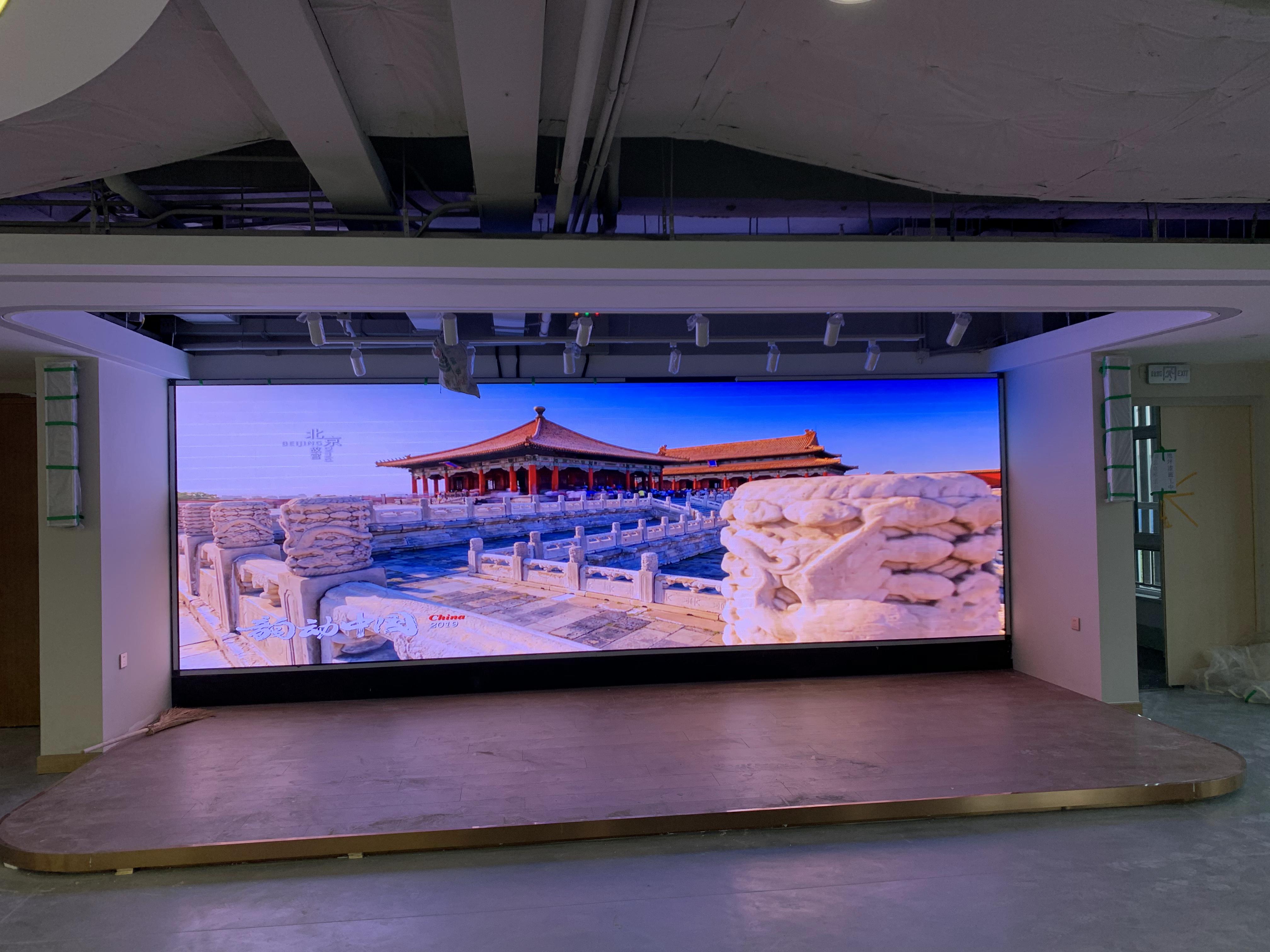 不同類型的LED芯片（如國產、進口）對顯示屏的壽命和穩定性有哪些影響？