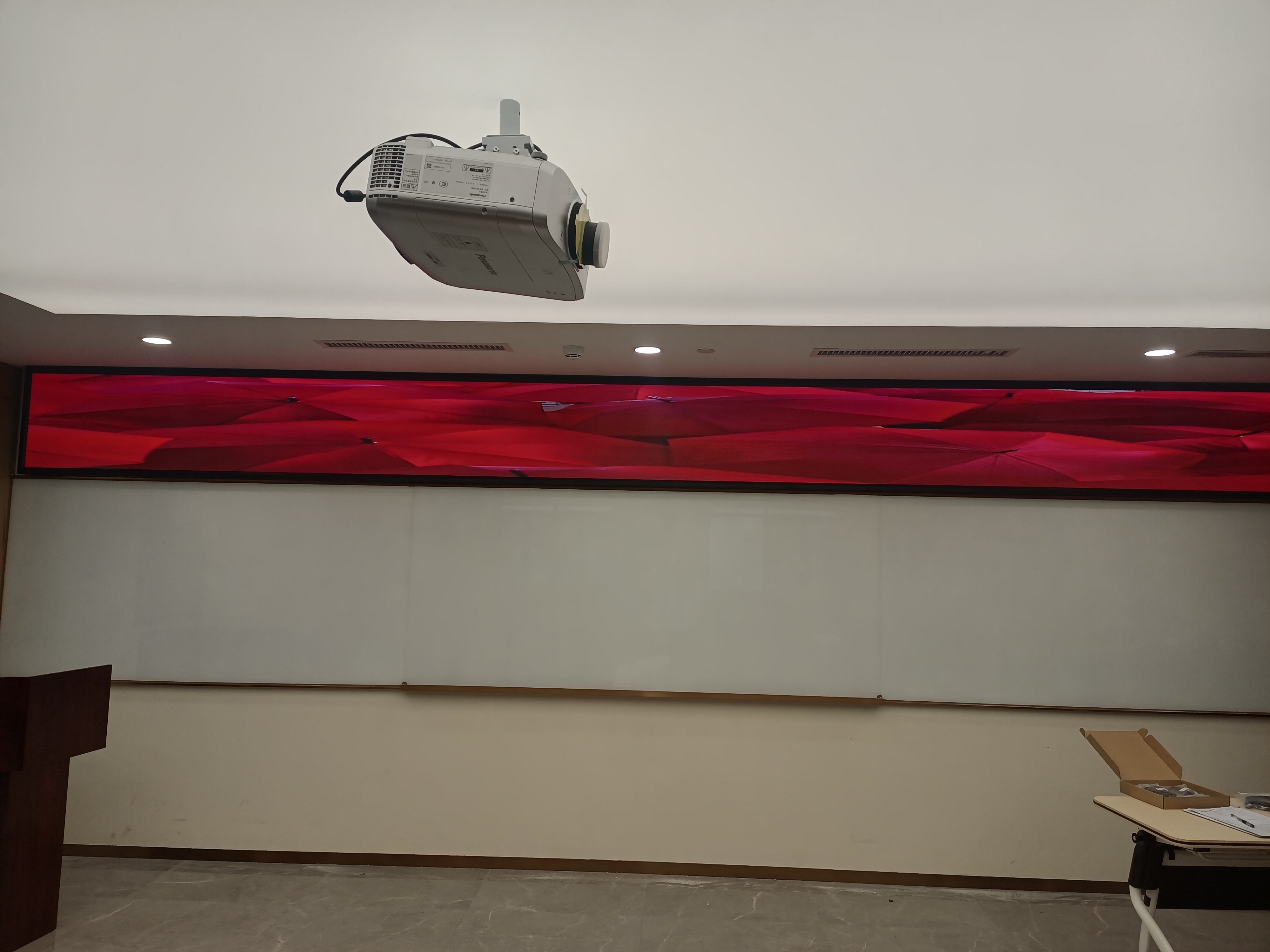 P2.0小間距LED顯示屏-壁掛支架安裝-深圳福田梅林潤(rùn)華松鶴養(yǎng)老中心